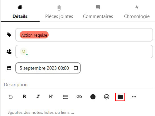 Capture d'écran de la popup des détails de la carte. On y voit le titre de la carte, ainsi que 4 onglets, "Détails" (c'est cet onglet qui est ouvert), "pièces jointes", "commentaires", et "Chronologie". Dans la partie "Détails" on voit un champ avec une étiquette sélectionnée. En-dessous un autre champ, dans lequel il y a la lettre "M" désignant celui/celle a qui elle est attribuée. En-dessous le champ date, avec une date et une heure. en-dessous la partie "description", avec plusieurs icône. Celle représentant un dossier est entourée d'un cadre rouge pour la distinguer.