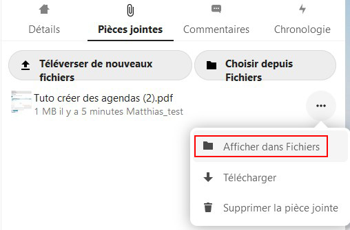 Capture d'écran de la popup qui se nomme "Choisir une pièce jointe". Sous le titre il y a 2 bouton, l'un intitulé "Téléverser de nouveaux fichiers", l'autre "Choisir depuis fichiers". En-dessous le nom d'un fichier pdf qui a été choisit sur l'ordinateurA droite du nom du pdf il y 3 petits points qui sont cliqués, apparaît une fenêtre popup avec plusieurs items.
Le premier item "Afficher dans fichiers" est entouré d'un cadre rouge pour le distinguer.