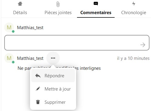 Capture d'écran de la popup des détails de la carte. On y voit le titre de la carte, ainsi que 4 onglets, "Détails", "pièces jointes", "commentaires" (c'est cet onglet qui est ouvert), et "Chronologie". Sous l'intitulé "Commentaires" il y a un champ dans lequel on peut mettre le commentaire, sur sa droite une flèche qui pointe vers la droite. En-dessous il y a déjà un commentaire "Ne pas oublier de modifier les interlignes", avec le nom de la personne qui 'a mis. A droite du nom 3 petits points qui sont cliqués, une fenêtre popup apparaît avec 3 items "Répondre", "Mettre à jour", et "Supprimer".