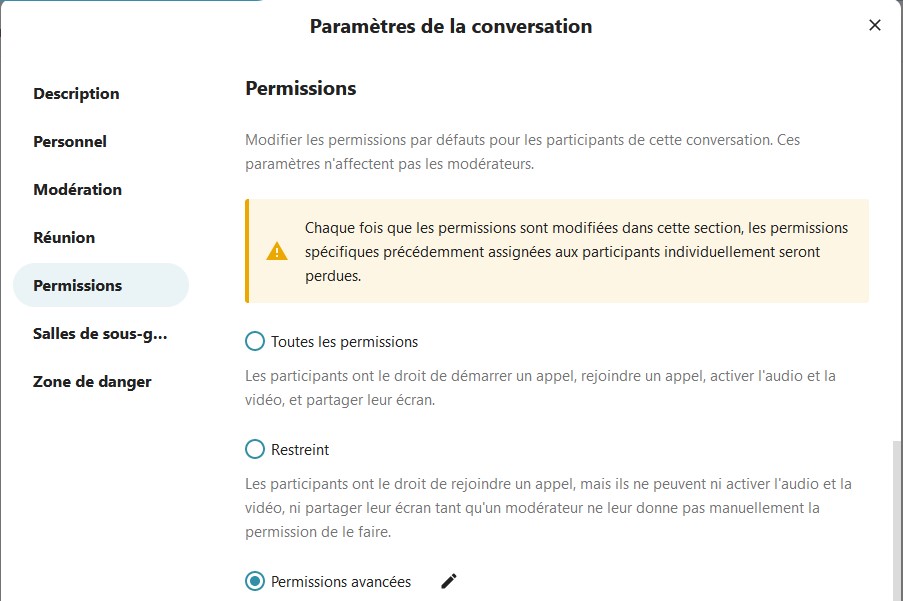 Capture d’écran de la fenêtre des paramètres de la conversation. On y voit la partie "Permission", permettant de modifier par défaut les permissions des participant·es. On peut accorder toutes les permissions, restreindre les permissions (les participants ne pourront que rejoindre un appel, ou accorder des permissions personnalisées (voir chapitre 3.1).