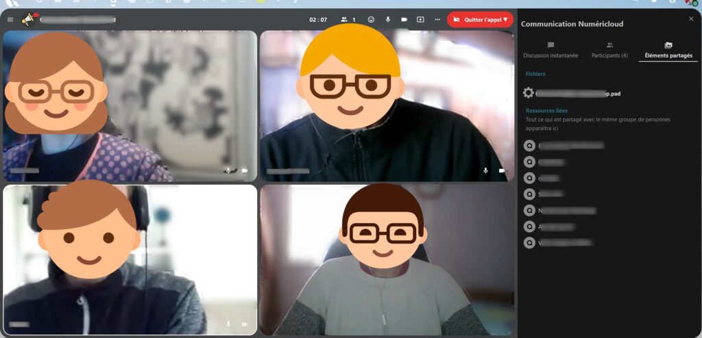 Capture d’écran de la conversation en mode visio, avec 4 vignettes de 4 participant·es, et sur la droite le volet où l’on voit l’onglet "Documents partagés" qui est ouvert.