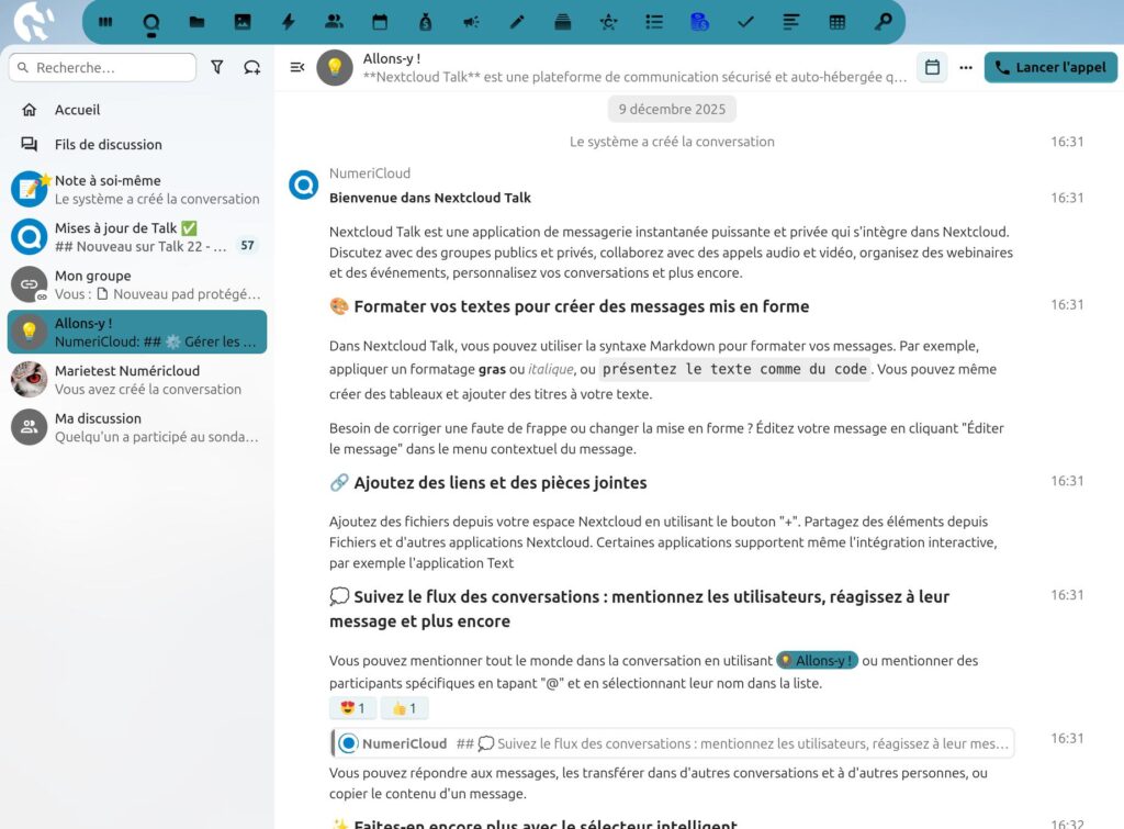 Capture d'écran de l'interface de l'application Nextcloud Talk. À gauche, une barre latérale affiche les sections suivantes : "Accueil", "Fils de discussion", "Note à soi-même", "Mises à jour de Talk" (avec une notification indiquant 57 nouveaux éléments), "Mon groupe", ainsi que des conversations spécifiques comme "Allons-y !" (avec NumeriCloud) et "Marietest Numericloud". À droite, une conversation ouverte avec NumeriCloud explique les fonctionnalités de Nextcloud Talk : messagerie instantanée, appels audio/vidéo, organisation de webinaires, et personnalisation des conversations. Le message met en avant des conseils pour formater les textes en Markdown (gras, italique, code), ajouter des liens et des pièces jointes, mentionner des utilisateurs avec @, et utiliser des réactions (emojis). Un bouton "Lancer l'appel" est visible en haut à droite.