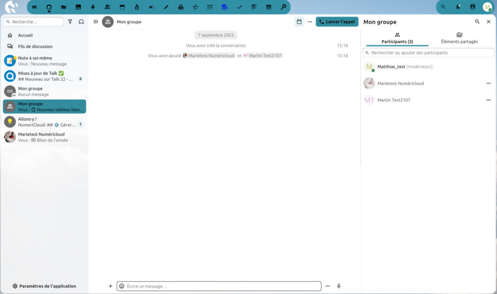 Interface de Nextcloud Talk affichant une conversation de groupe intitulée "Mon groupe". À gauche, la barre latérale montre les sections "Accueil", "Fils de discussion", "Note à soi-même" (avec un nouveau message), "Mises à jour de Talk" (6 notifications), et les conversations "Allons-y !" (7 messages non lus), "Marietest Numéricloud" (avec un bilan de l'année partagé), ainsi que "Mon groupe" (sélectionné). À droite, la conversation "Mon groupe" est ouverte, avec un message système indiquant que Matthias_test a ajouté Marietest Numéricloud et Martin Test2107 le 7 septembre 2023 à 15:18. La liste des participants (3) est visible : Matthias_test (modérateur), Marietest Numéricloud et Martin Test2107. Un champ permet d'écrire un message en bas de l'interface.