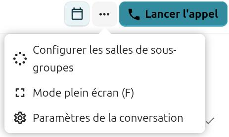 Capture d'écran du haut de la page de discussion. On voit le bouton "Lancer l'appel", à sa gauche trois points, à sa gauche une icône d'agenda. Une bulle part des trois points vers le bas, avec trois propositions :
- Configurer les salles de sous-groupes
- Mode plein écran (F)
- Paramètres de la conversation