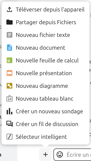 Menu d'options pour créer ou téléverser du contenu dans Nextcloud Talk. Les options disponibles sont :
- Téléverser depuis l'appareil,
- Partager depuis Fichiers,
- Nouveau fichier texte,
- Nouveau document,
- Nouvelle feuille de calcul,
- Nouvelle présentation,
- Nouveau diagramme,
- Nouveau tableau blanc,
- Créer un nouveau sondage,
- Créer un fil de discussion,
Sélecteur intelligent.