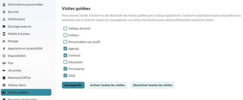 Page des paramètres de Nextcloud, section 'Visites guidées'. À gauche, un menu latéral propose des options comme 'Informations personnelles', 'Sécurité', 'Notifications', 'Stockage externe', etc., avec 'Visites guidées' sélectionné. À droite, une liste d'applications (Tableau de bord, Fichiers, Personnaliser son profil, Agenda, Contacts, Discussion, Formulaires, Deck) permet d'activer ou désactiver les visites guidées pour chacune. Des boutons 'Sauvegarder', 'Activer toutes les visites' et 'Désactiver toutes les visites' sont disponibles en bas.