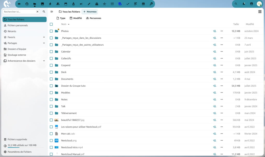 Interface de l'application Nextcloud affichant la liste complète des fichiers et dossiers. À gauche, un menu latéral propose des catégories comme 'Tous les fichiers', 'Fichiers personnels', 'Récents', 'Favoris', 'Partages', 'Dossiers d’équipe', 'Stockage externe', et 'Arborescence des dossiers'. Au centre, une liste détaillée des dossiers et fichiers est visible, avec des colonnes indiquant leur taille et leur date de modification. En bas à gauche, une indication montre que 32,2 Mo sont utilisés sur 100 Mo disponibles.