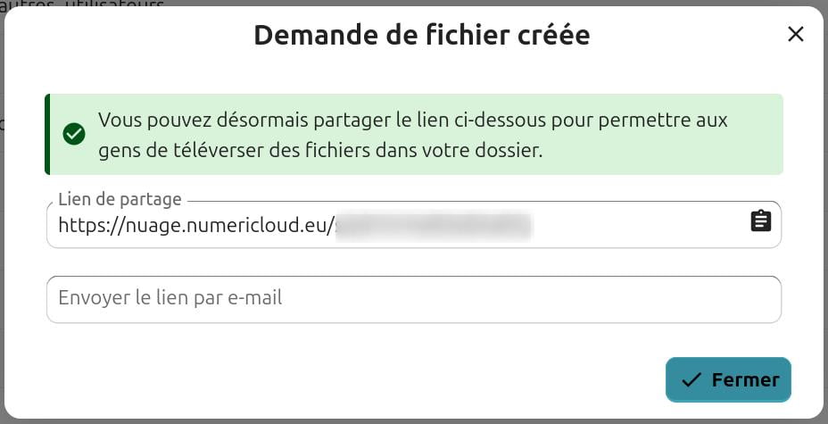 Fenêtre de confirmation de création d'une demande de fichier dans Nextcloud. Un message indique : 'Vous pouvez désormais partager le lien ci-dessous pour permettre aux gens de téléverser des fichiers dans votre dossier.' Un champ affiche le lien de partage (exemple : https://nuage.numericloud.eu/...) avec une option pour l'envoyer par e-mail. Un bouton 'Fermer' est disponible en bas à droite.