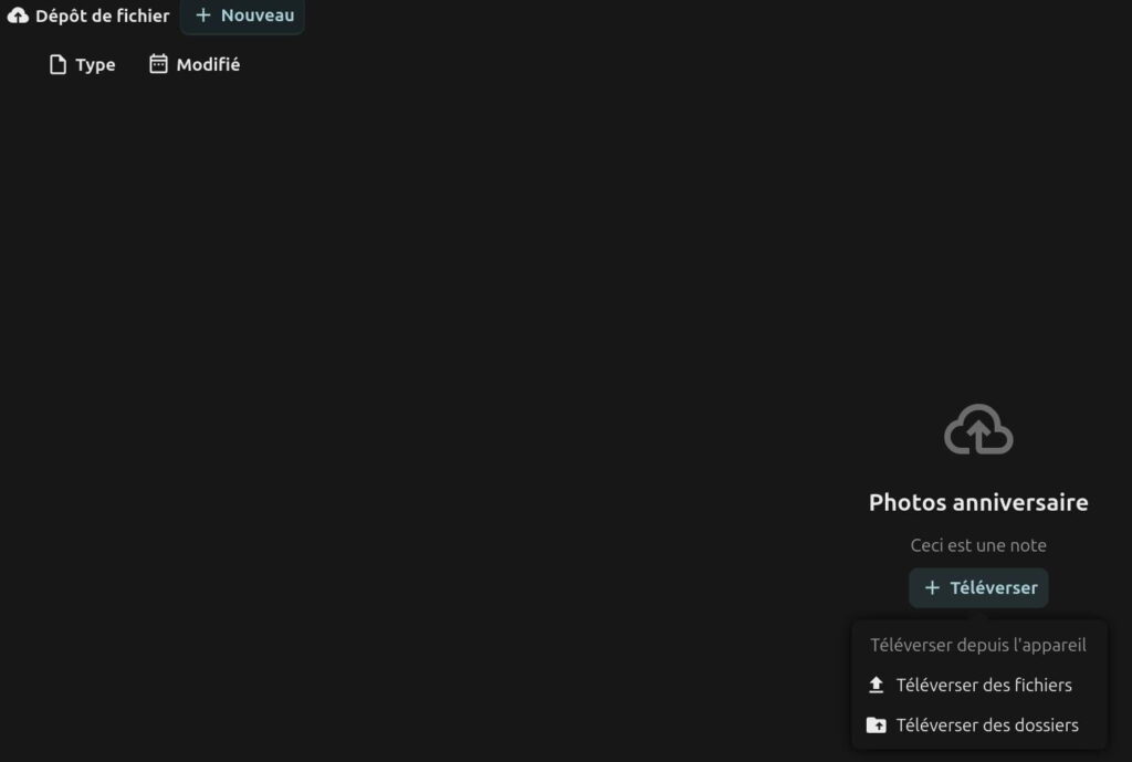 Interface de dépôt de fichiers en mode sombre intitulée 'Photos anniversaire'. À droite, un bouton 'Téléverser' affiche un menu déroulant proposant 'Téléverser des fichiers' et 'Téléverser des dossiers'. La liste des fichiers est vide.