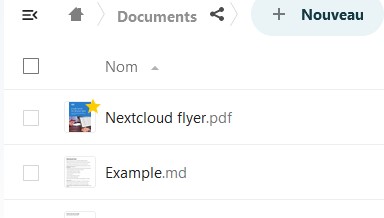 Capture d'écran d'une partie de la page des fichiers, où l'on voit en haut le fil d'Ariane qui indique l'endroit où l'on se trouve, en-dessous le début de la liste des fichiers présents, on voit les deux premiers "Nextcloud flyer.pdf" dont la vignette de l'image a une étoile jaune accolée et "Example.md".