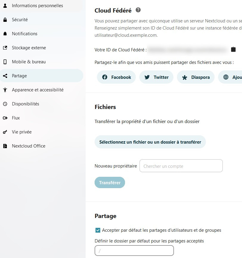 Capture d'écran de la partie "Partage" des paramètres de l'utilisateur. On y voit une partie "Cloud fédéré", "Fichiers" et "Partage" qui est la partie qui nous intéresse. Il y a sous le titre une case cochée avec comme texte à côté "Accepter par défaut les partages d'utilisateurs et de groupes". En-dessous"Définir par défaut pour les partages acceptés". En-dessous un champ vide pour indiquer le nom du dossier.