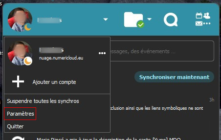 Capture d'écran d'une partie de la fenêtre qui s’ouvre lorsqu'on ouvre le logiciel de synchronisation. On voit On y voit le photo de profil de l'utilisateur et sur sa droite l'icône d'un petit triangle retourné sur lequel on a cliqué. Dans la fenêtre qui s'est ouverte on voit la photo de profile de l'utilisateur, sur sa droite son nom et le nom du compte Nextcloud, puis trois points. Dessous l'icône d'un "+" suivi de "Ajouter un compte". Dessous "Suspendre toutes les synchros". Dessous "Paramètres" entouré d'un cadre rouge pour le distinguer. Dessous "Quitter".