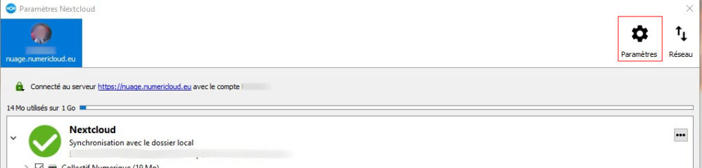 Capture d'écran de la partie du haut de la fenêtre qui s'ouvre lorsqu'on a cliqué sur "Paramètres". On voit à droite "Paramètres Nextcloud". Dessous la photo de profil de l'utilisateur son nom flouté et le nom du compte. A gauche l'icône des paramètres avec en-dessous "Paramètres" qui sont entouré d'un cadre rouge pour les distinguer et à côté l'icône de 2 flèches côte à côte, à la verticale, en sens inverse avec en-dessous "Réseau".