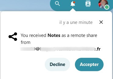 Capture d'écran d'une notification apparu sur le profil de l'utilisateur. Il est indiqué qu'il y a une minute "Vous avez reçu Notes en tant que partage à distance à partir de" suivi d'une dresse mail floutée. Dessous 2 boutons côte à côte "Decline" et "Accepter".