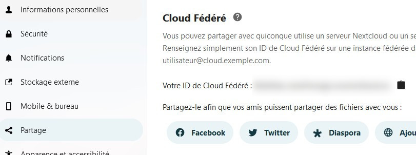 Capture d'écran de la partie "partage" des paramètres de l'utilisateur. C'est le bas de la page, on y voit le titre "Coud fédéré", du texte en partie coupé, l'ID du cloud fédéré qui est flouté, et en bas les icônes des réseaux sociaux pour partagé l'ID.