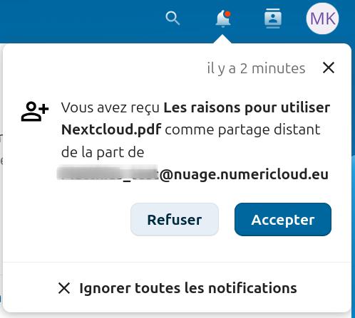 Capture d'écran d'une notification apparu sur le profil de l'utilisateur. Il est indiqué qu'il y a 2 minutes "Vous avez reçu Les raisons pour utiliser Nextcloud.pdf comme partage distant de la part de" suivi d'une dresse mail floutée. Dessous 2 boutons côte à côte "Refuser" et "Accepter". Dessous une croix avec à côté "Ignorer toutes les notifications.