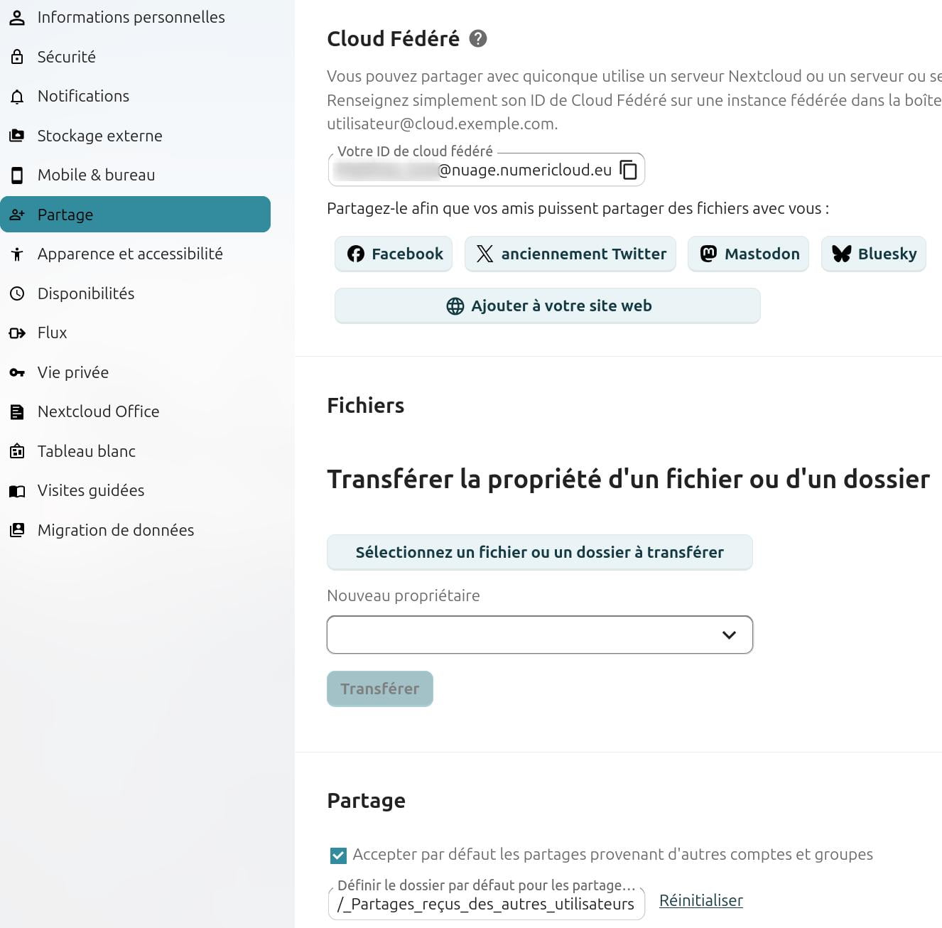 Interface des paramètres de Nextcloud, section 'Partage' sélectionnée. À gauche, un menu latéral propose des options comme 'Informations personnelles', 'Sécurité', 'Notifications', 'Stockage externe', 'Mobile & bureau', 'Apparence et accessibilité', 'Disponibilités', 'Flux', 'Vie privée', 'Nextcloud Office', 'Tableau blanc', 'Visites guidées', et 'Migration de données'.
À droite, plusieurs sections sont visibles :
Cloud Fédéré : Champ pour entrer un ID de cloud fédéré (exemple : utilisateur@nuage.numericloud.eu) et boutons pour partager via Facebook, Twitter, Mastodon, Bluesky ou ajouter à un site web.
Fichiers : Option pour 'Transférer la propriété d’un fichier ou d’un dossier' avec un champ pour sélectionner un fichier/dossier et un nouveau propriétaire, ainsi qu’un bouton 'Transférer'.
Partage : Option cochée 'Accepter par défaut les partages provenant d’autres comptes et groupes' avec un champ pour définir le dossier par défaut pour les partages.