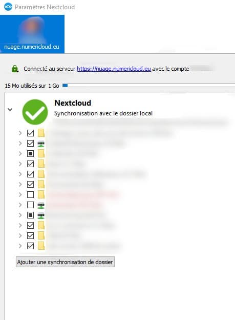Capture d'écran de la fenêtre de synchronisation des fichiers. On y voit "Paramètres Nextcloud". Dessous la photo de profil de l'utilisateur son nom flouté et le nom du compte. Dessous l'adresse de connexion au serveur. Dessous le nombre de Mo disponible et à sa droite la quantité déjà utilisée.