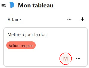 Capture d'écran de la partie "A faire" du tableau, avec un zoom sur la première carte, dans laquelle on voit en bas à droite, une lettre (M), pour indiquer à qui est attribuée la carte.