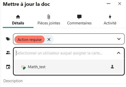 Capture d'écran de la popup des détails de la carte. On y voit le titre de la carte, ainsi que 4 onglets, "Détails" (c'est cet onglet qui est ouvert), "pièces jointes", "commentaires", et "Activité". Dans la partie "Détails" on voit le premier champ avec une étiquette sélectionnée. En-dessous un autre champ, qui est sélectionné, et sous lequel une proposition de nom d'utilisateur est faite.