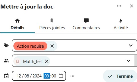 Capture d'écran de la popup des détails de la carte. On y voit le titre de la carte, ainsi que 4 onglets, "Détails" (c'est cet onglet qui est ouvert), "pièces jointes", "commentaires", et "Activité". Dans la partie "Détails" on voit un champ avec une étiquette sélectionnée. En-dessous un autre champ, dans lequel il y a le nom de la personne a qui elle est attribuée. En-dessous un champ avec une date, un horaire, dont l'heure est en surbrillance et l'icône d'un calendrier..