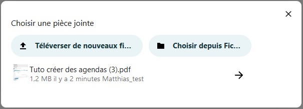 Capture d'écran de la popup qui se nomme "Choisir une pièce jointe". Sous le titre il y a 2 boutons, l'un intitulé "Téléverser de nouveaux fichiers", l'autre "Choisir depuis fichiers". En-dessous le nom d'un fichier pdf qui a été choisit sur l'ordinateur, avec sur sa droite une flèche qui pointe vers la droite.