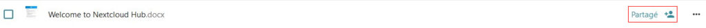 Capture d'écran de la partie qui montre la ligne d'un fichier. A gauche il y a une case à cocher, à côté la vignette du fichier, puis le nom du fichier "Welcome to Nextcloud Hub.docx", plus loin à droite l'intitulé "Partagé", à sa droite l'icône représentant le partage, le tout entouré d'un cadre rouge pour le mettre en avant et à côté 3 points côte à côte.