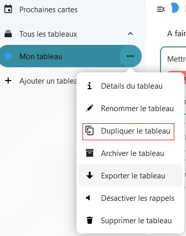 Capture d'écran d'un bout de la partie gauche de la page du tableau. Il y a quatre items les uns en dessous des autres. "Prochaines cartes", "Tous les tableaux", "Mon tableau", et "+ Ajouter un tableau". A droite de "Mon tableau" trois points, qui sont cliqués, et une popup apparaît, avec plusieurs items. Le troisième est encadré en rouge pour le distinguer, et il est écrit "Dupliquer le tableau"