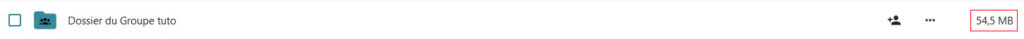 Capture d'écran d'une partie de la page des fichiers, où l'on voit la ligne du dossier "Dossier de Groupe tuto". On voit l'icône du doeeir, son nom, plus loin à droite l'icône de partage, les trois points qui permettent de dérouler un menu et le nombre de Mo utilisés, ici 54,5MB.
