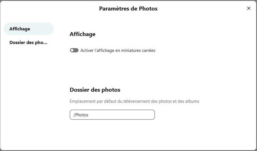 Capture d'écran de la fenêtre qu s'ouvre lorsqu'on clique sur le "Paramètres de photos". on y voit sur la gauche 2 items l'un au-dessus de l'autre, "Affichage" et "Dossier des pho...". Sur la droite (sur les 2/3 de la fenêtre) on voit le titre "Affichage", dessous "Activer l'affichage en miniatures carrées" avec un curseur sur la droite, en-dessous le titre "Dossier des photos", en-dessous "Emplacement par défaut du téléversement des photos et des albums" avec un champ en dessous dans le quel il y a "/photos".