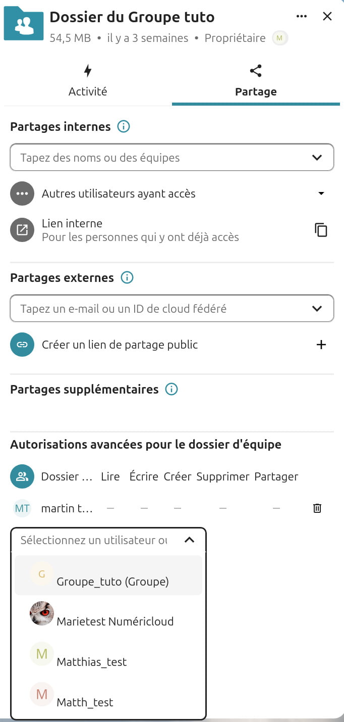 Interface de partage du 'Dossier du Groupe tutos' dans Nextcloud (54,5 Mo, créé il y a 3 semaines, propriétaire : M...). L'onglet 'Partage' est actif et propose plusieurs sections : Partages internes : Champ pour entrer des noms ou des équipes, avec une option 'Lien interne' pour les personnes ayant déjà accès, et une liste déroulante 'Autres utilisateurs ayant accès'. Partages externes : Champ pour entrer un e-mail ou un ID de cloud fédéré, avec une option 'Créer un lien de partage public'. Partages supplémentaires : Non détaillés. Autorisations avancées pour le dossier d’équipe : Une règle existante pour 'martin t...' est visible. Une fenêtre contextuelle affiche une liste d'utilisateurs et groupes disponibles pour le partage : 'Groupe_tuto (Groupe)', 'Marietest Numéricloud', 'Matthias_test', 'Matth_test'.