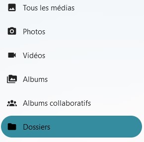 Capture d'écran d'une partie du côté gauche de la page principale de l'application. On voit 6 items "Tous les médias", "Photos", "Vidéos", "Albums", "Albums collaboratifs" et "Dossiers" qui est sur un fond vert foncé pour le distinguer des autres qui sont sur un fond gris très clair.