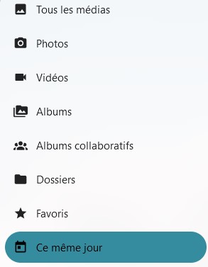 Capture d'écran d'une partie du côté gauche de la page principale de l'application. On voit 8 items "Tous les médias", "Photos", "Vidéos", "Albums", "Albums collaboratifs", "Dossiers", "Favoris" et "Ce même jour" qui est sur un fond vert foncé pour le distinguer des autres qui sont sur un fond gris très clair.