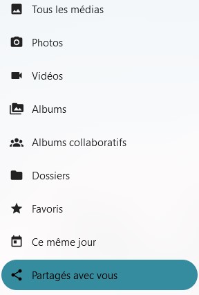 Capture d'écran d'une partie du côté gauche de la page principale de l'application. On voit 9 items "Tous les médias", "Photos", "Vidéos", "Albums", "Albums collaboratifs", "Dossiers", "Favoris", "Ce même jour" et "Partagés avec vous" qui est sur un fond vert foncé pour le distinguer des autres qui sont sur un fond gris très clair.