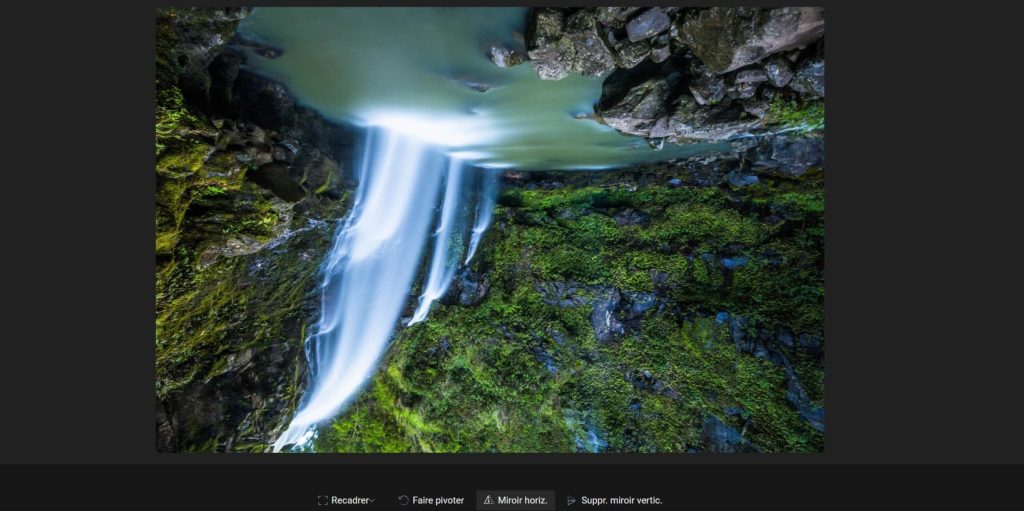 Capture d'écran d'une photo à l'envers, ouverte dans le panneau des modifications. Dans la partie basse, au centre 4 boutons, "Recadrer", "Faire pivoter", "Miroir horiz." et "Suppr. miroir vertic." (car cela vient d'être activé).