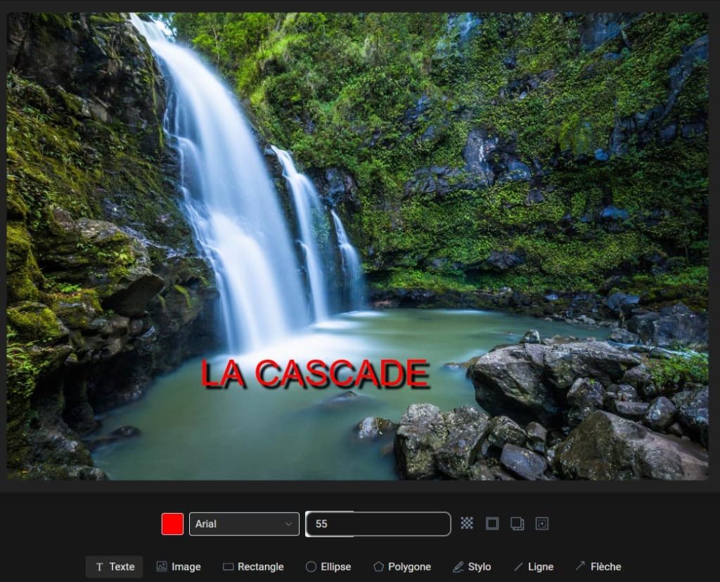 Capture d'écran d'une photo ouverte dans le panneau des modifications. Il y a un texte ajouter sur la photo "La cascade". Dans la partie basse, au centre, les paramètres pour modifier le texte. De gauche à droite, un carré avec la couleur choisie, un champ pour choisir la police, un champ pour choisir la taille du texte, un bouton pour ajouter de la transparence au texte, un bouton pour ajouter une bordure de couleur au texte, un bouton pour ajouter de l'ombre au texte et un bouton pour positionner le texte sur la photo. Dessous 8 paramètres permettant l'ajout d'éléments sur la photo, de gauche à droite, "Texte" (qui est actif), "Image", "Rectangle", "Ellipse", "Polygone", "Stylo", "Ligne" et "Flèche".