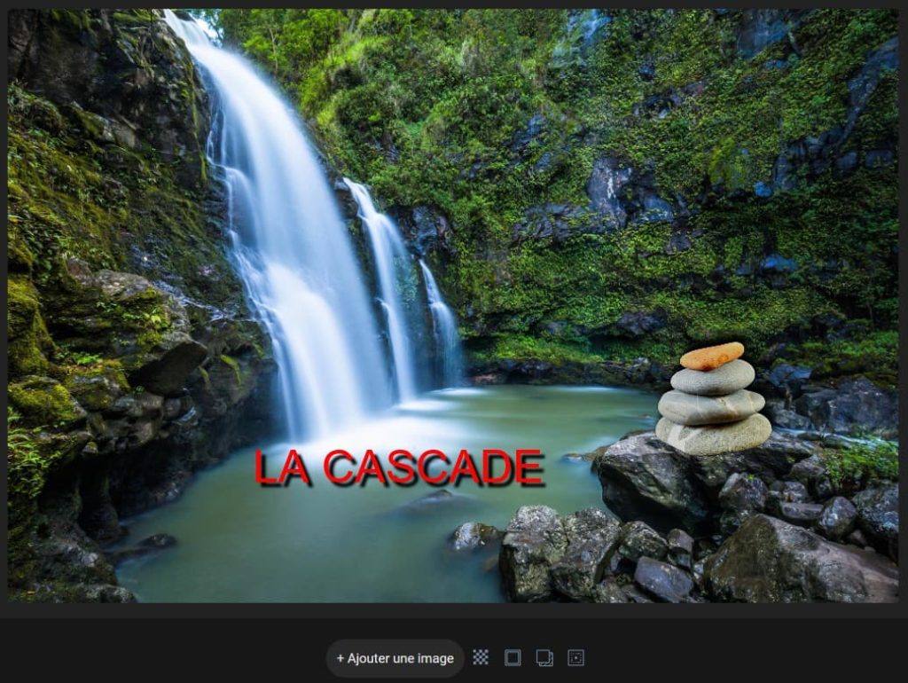 Capture d'écran d'une photo ouverte dans le panneau des modifications. Il y a un texte ajouter sur la photo "La cascade" et une image, des cailloux les uns sur les autres. Dans la partie basse, au centre, un bouton "+ Ajouter une image", un bouton pour ajouter de la transparence à l'image, un bouton pour ajouter une bordure de couleur à l'image, un bouton pour ajouter de l'ombre à l'image et un bouton pour positionner l'image sur la photo.