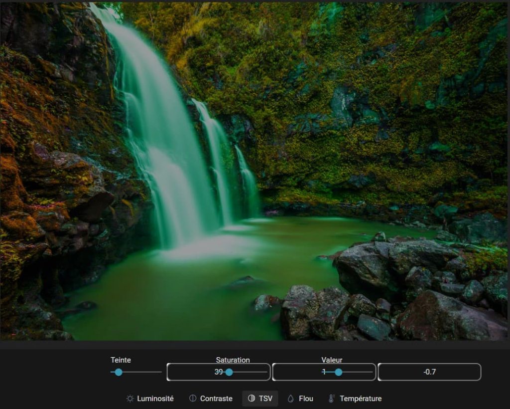 Capture d'écran d'une image (une cascade) ouverte dans la partie "Réglages fins", "TSV" des modifications. dans la partie basse le paramètre pour la luminosité est un petit rond à tirer vers la droite ou la gauche pour modifier le la teinte, à côté un autre pour modifier la saturation et un autre pour la valeur. A droite de chacune de ces réglettes, un champ avec un chiffre indiquant le taux. En-dessous il y a 5 items, "Luminosité", "Contraste", "TSV", "Flou" et "Température".
