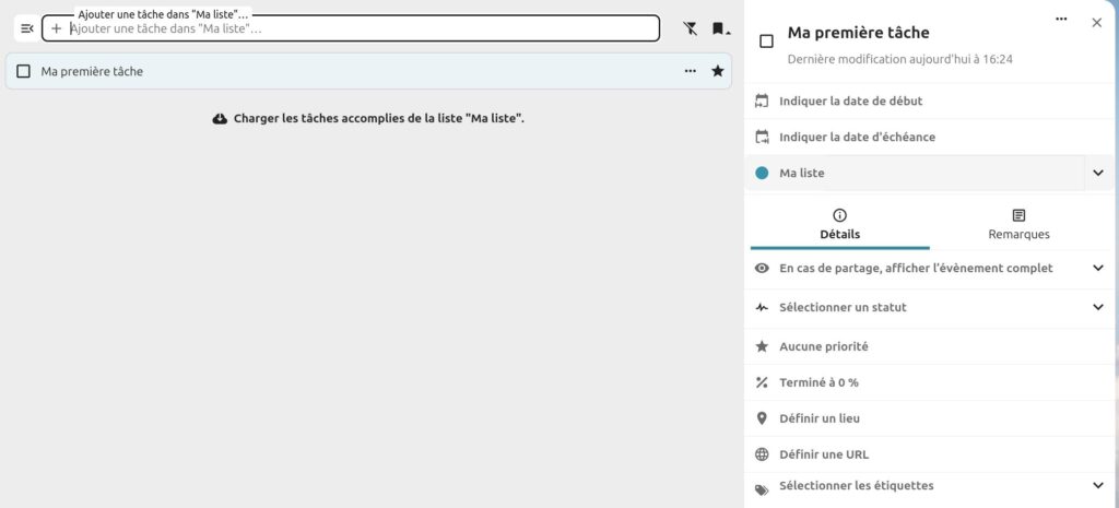 Capture d'écran du haut de la page "Tâches". On voit la partie avec le champ pour indiquer le nom d'une nouvelle tâche. En-dessous il y a le nom d'une tâche "Ma première liste". Sur la droite un volet avec les détails de la tâche, son nom, la dernière date de modification, des intitulés pour déterminer le début et la fin de la tâche, le nom de la liste dont elle fait partie, et 2 onglets, "Détails" (qui est ouvert), et "Remarques".