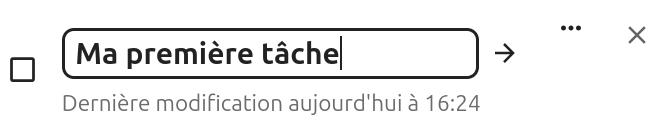 Capture d'écran du champ avec le titre "Ma première tâche".
En-dessous est écrite "Dernière modification aujourd'hui à 15h10".
A droite du champ une flèche orientée sur la droite pour valider, puis 3 points dans un rond gris, et ne croix pour fermer.