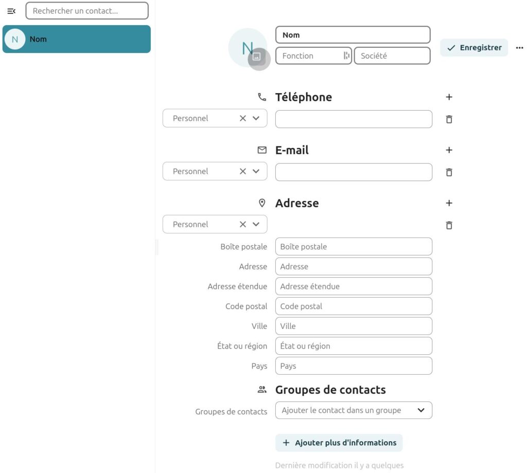 Capture d'écran d'une fiche de contacts vide. On y voit l'ensemble des champs qu'il est possible de remplir, tel le nom, la fonction, la société, le téléphone, l'email, l'adresse (avec différents champs comme boîte postale, adresse, adresse étendue, code postale, ville, pays), le carnet d'adresse, les groupes de contacts, et sur la droite un bouton "Ajouter plus d'informations", avec l'cône + sur sa gauche.