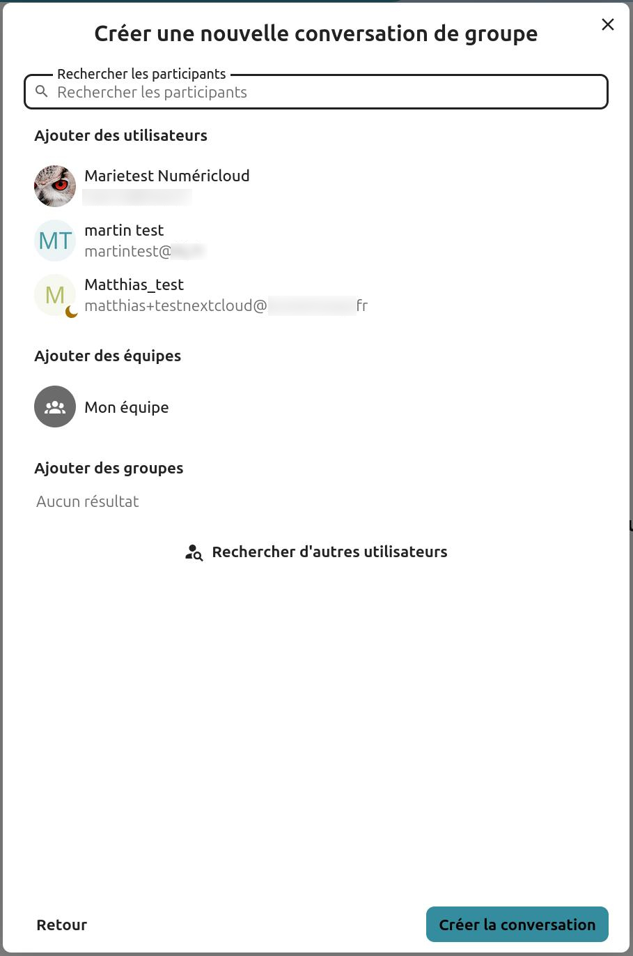 Fenêtre de création d'une nouvelle conversation de groupe dans Nextcloud Talk. En haut, un champ de recherche permet de trouver des participants. Trois utilisateurs sont déjà sélectionnés : Marietest Numéricloud, martin test et Matthias_test. Les sections "Ajouter des équipes" et "Ajouter des groupes" sont disponibles, mais aucune équipe ou groupe supplémentaire n'est sélectionné. En bas, un bouton "Rechercher d'autres utilisateurs" est présent, ainsi que les options "Retour" et "Créer la conversation" pour finaliser la création du groupe.