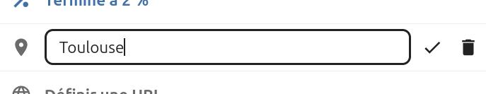 Capture d'écran de l'item "Définir un lieu" activé. On voit un champ dans lequel on peut mettre le lieu, une coche sur la droite et une corbeille à côté.
