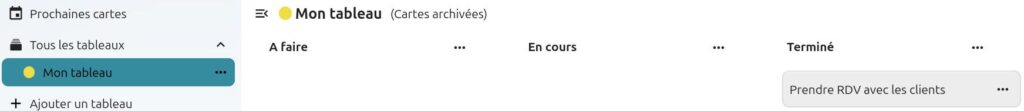 Capture d'écran du haut de la page du tableau. Sur la gauche on voit les intitulés, "Prochaines cartes", en-dessous "tous les tableaux", en-dessous "Mon tableau", et en-dessous "+ Ajouter un tableau". Dans la partie droite qui prend plus des trois quarts de la page, on voit le titre du tableau "Mon tableau", sur sa droite entre parenthèse "Cartes archivées". En-dessous les titres des cartes créées, à savoir "A faire", "En cours", "Terminé" et la carte "Prendre rdv avec les clients" qui est archivée.