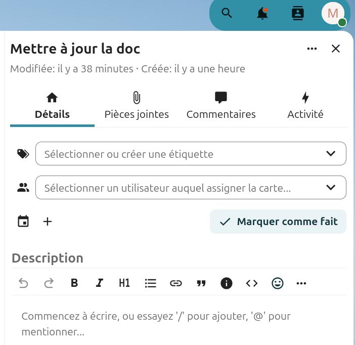 Capture d'écran du panneau latéral des détails de la carte. On y voit le titre de la carte et en-dessous 4 onglets, "Détails" (c'est cet onglet qui est ouvert), "pièces jointes", "commentaires", et "Activité".