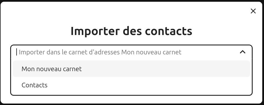Capture d'écran de la fenêtre qui s'ouvre lorsqu'on clique sur "Importer les contacts". On voit le titre Importer les contacts, avec un menu déroulant ouvert, contenant 2 items "Mon nouveau carnet" et "Contacts". en-dessous 2 boutons à moitié cachés par le champ ouvert.