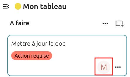 Capture d'écran de la partie "A faire" du tableau, avec un zoom sur la première carte, dans laquelle on voit en bas à droite, une lettre (M), pour indiquer à qui est attribuée la carte.