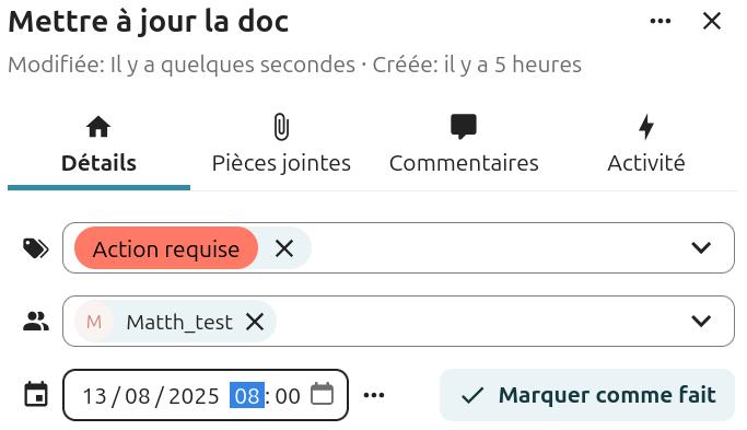 Capture d'écran de la popup des détails de la carte. On y voit le titre de la carte, ainsi que 4 onglets, "Détails" (c'est cet onglet qui est ouvert), "pièces jointes", "commentaires", et "Activité". Dans la partie "Détails" on voit un champ avec une étiquette sélectionnée. En-dessous un autre champ, dans lequel il y a le nom de la personne a qui elle est attribuée. En-dessous un champ avec une date, un horaire, dont l'heure est en surbrillance et l'icône d'un calendrier..