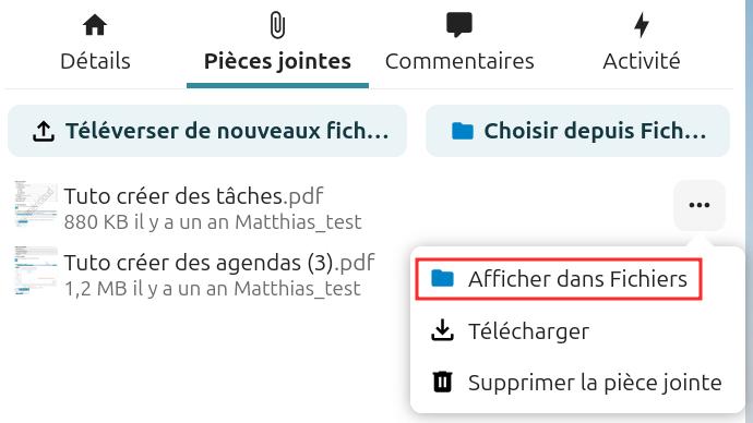 Capture d'écran de la popup qui se nomme "Choisir une pièce jointe". Sous le titre il y a 2 bouton, l'un intitulé "Téléverser de nouveaux fichiers", l'autre "Choisir depuis fichiers". En-dessous le nom d'un fichier pdf qui a été choisit sur l'ordinateurA droite du nom du pdf il y 3 petits points qui sont cliqués, apparaît une fenêtre popup avec plusieurs items.
Le premier item "Afficher dans fichiers" est entouré d'un cadre rouge pour le distinguer.