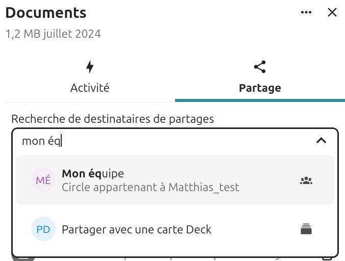 Capture d'écran de la partie de la page qui s'ouvre en cliquant sur l'icône de partage. On y voit le nom du dossier, en-dessous 3 onglets, "Activités", "Commentaires" et "Partage". C'est l'onglet "Partage" qui est ouvert. Il est écrit "Recherche de destinataires de partage", et en-dessous un champ dans lequel on a commencé à taper le nom d'un cercle, et des choix apparaissent en-dessous.